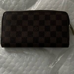 Authentic Louis Vuitton wallet/bag it comes with a certified Luis Vuitton card